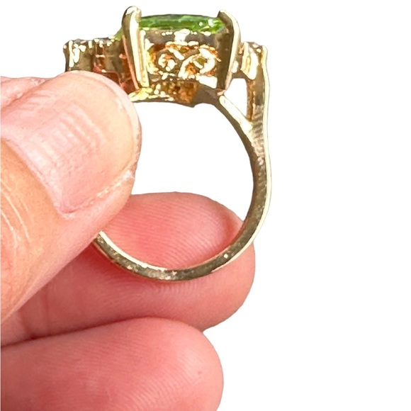 Gold Ring with Lime Green Solitaire Stone - Picture 5 of 5